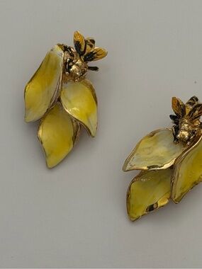vintage De Nicola gold-tone bee perched upon enameled leaves clip earrings